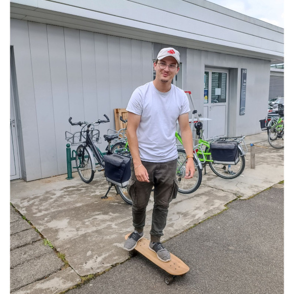 notre skateboarder