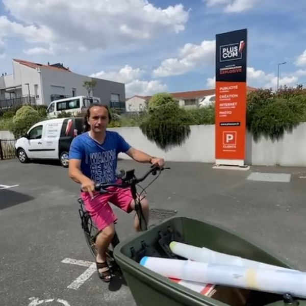 Antoine a laissé la voiture sur le parking pour effectuer des livraisons à Aytré et Périgny