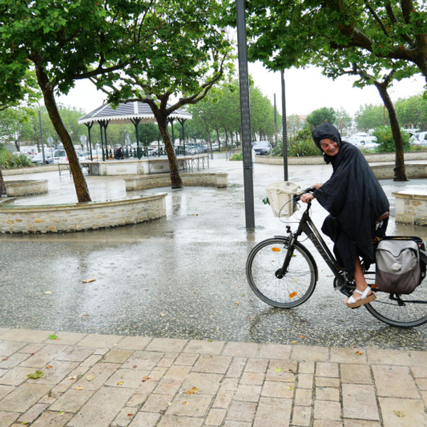 Même sous la pluie le vélo est son mode déplacement
