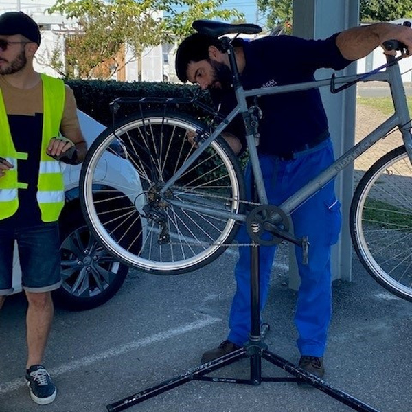 Atelier réparation avec Vélo cité