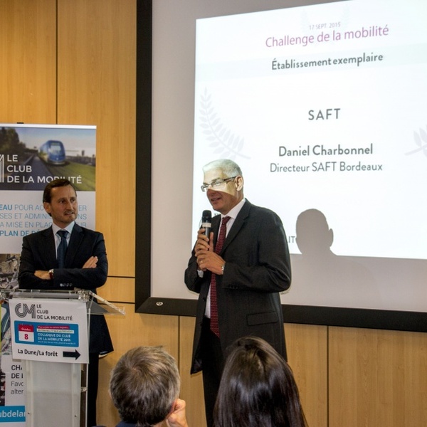 Remise du prix établissement exemplaire à la société SAFT par Louis Leuret Secrétaire Général du Grand Port Maritime de Bordeaux