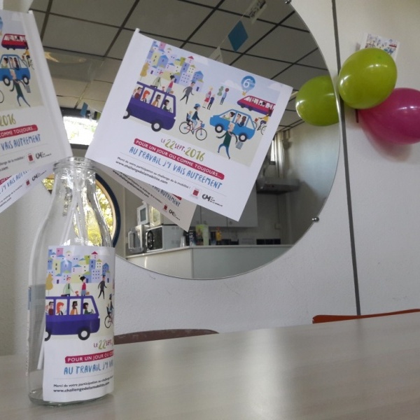 La salle de pause décorée pour promouvoir le challenge et la mobilité douce