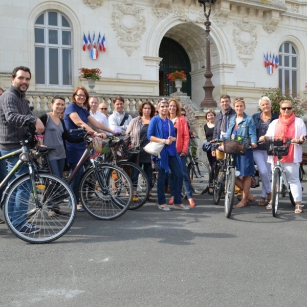 Participants au challenge devant Hôtel de Ville