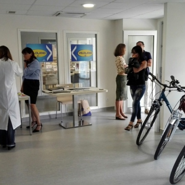Stand vélos et TER Aquitaine à l'hôpital Haut-Lévêque