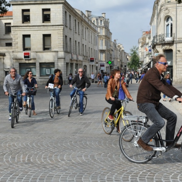 dernier virage avant l'arrivée Place de la Brèche - B. Derbord