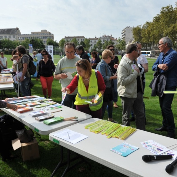 Temps collectif à la Brèche avec les stands des partenaires à disposition des salariés - B. Derbord