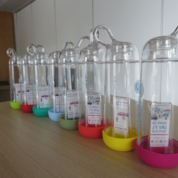 Une bouteille offerte aux participants présents Place de la Brèche !