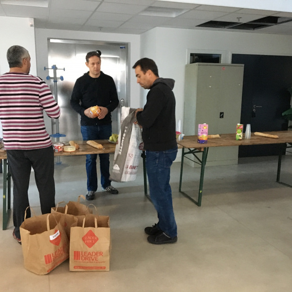 Mise en place du petit déjeuner d'accueil