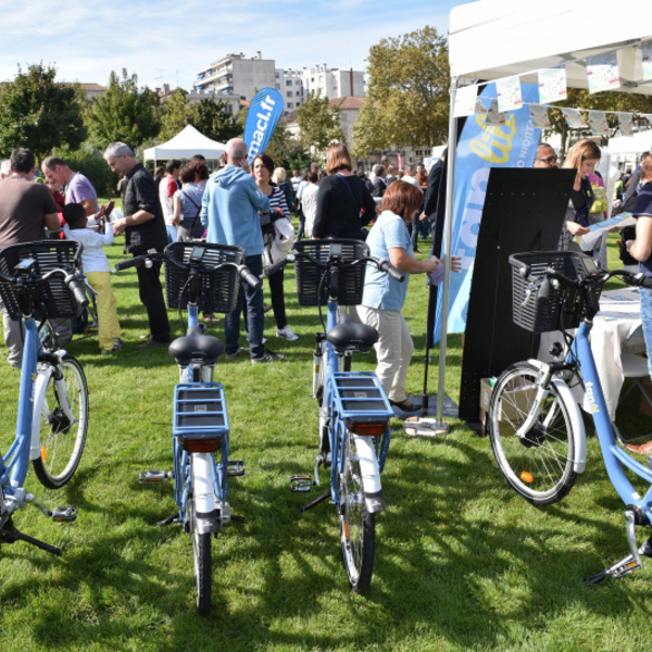 Stand TANLIB et essai VAE - B. Derbord - Communauté Agglomération Niortais