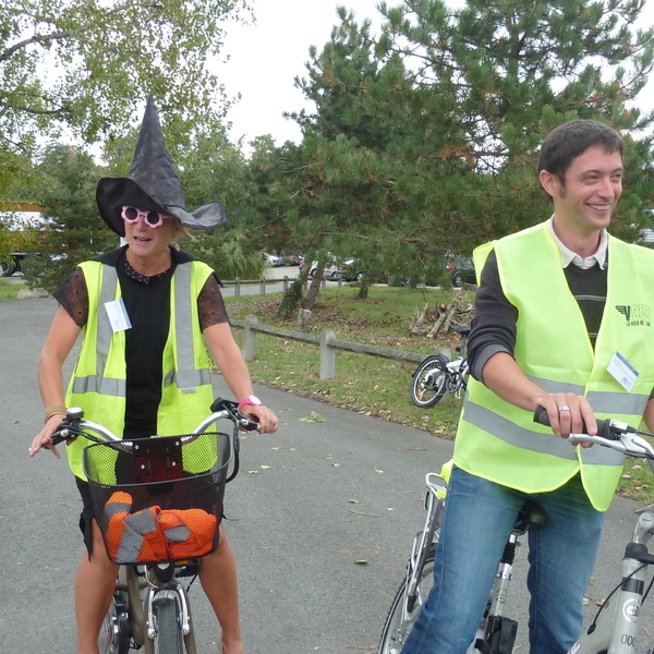 Village de la mobilité à Haut-Lévêque - Une sorcière à vélo !