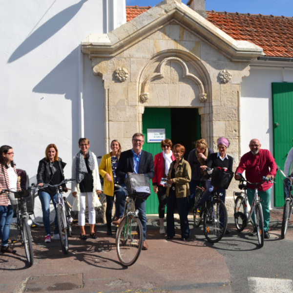 Les participants de la Ville de  Saint-Pierre d'Oléron devant le porche de la Mairie