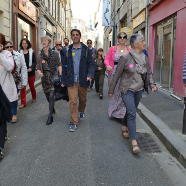 Les participants  marcheurs se rendent au temps fort organisé place de La Brêche (crédit photo Peter Mauduit)