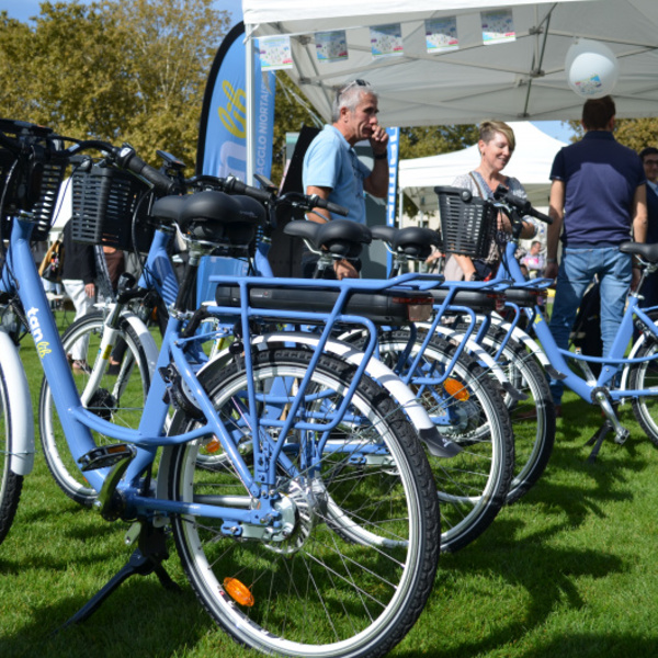 Présentation des vélos à assistance électrique en prêt, par l'opérateur TanLib (crédit photo Peter Mauduit)