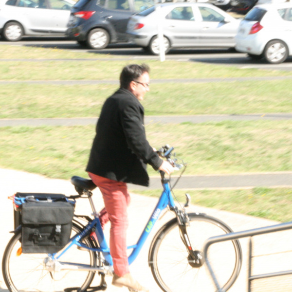 Guillaume du Groupe ENERGIES VIENNE teste le vélo électrique