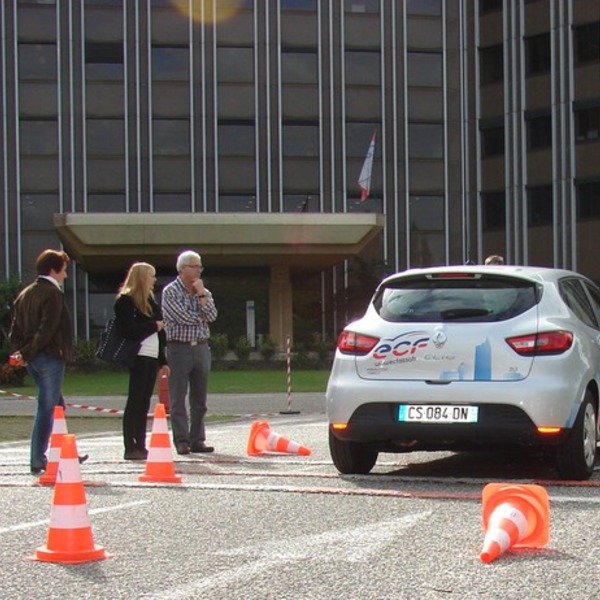 Test des angles morts sur véhicule léger en présence d'un animateur ECF et de l'ingénieur conseil risques professionnels de la CARSAT