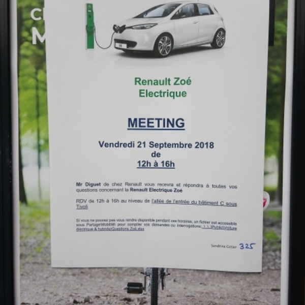 Meeting Zoe - Commercial de Renault présent sur le site pour répondre aux salariés