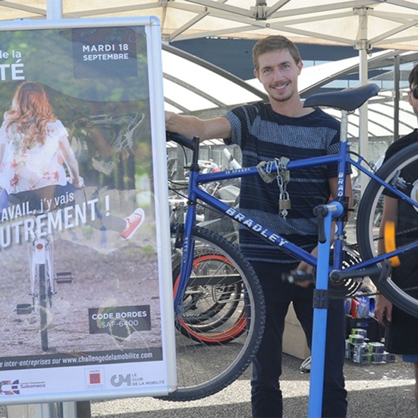 Avec l'association Velo solidaire de Bizanos, un atelier de réparation.