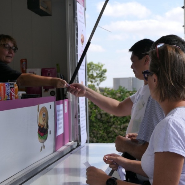 Repas offert pour les collaborateurs de DARVA participants au challenge avec le food truck La Gourmande.
