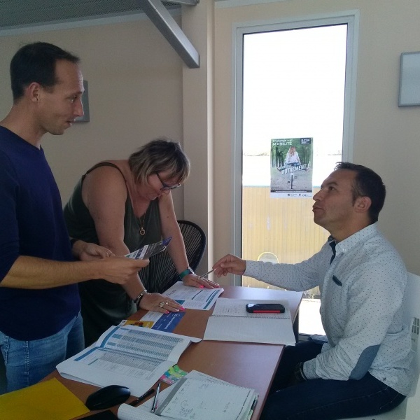 Guillaume, ambassadeur du challenge.Temps d’information, de sensibilisation et de mobilisation auprès des collègues sur la pause de midi.