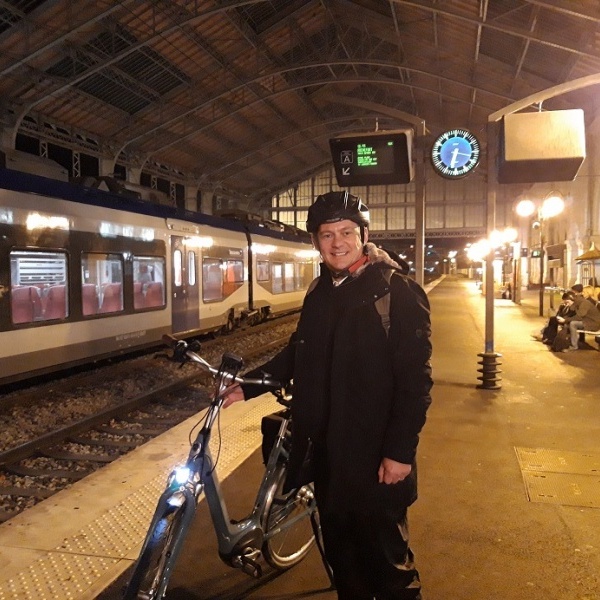 Même lors des déplacements professionnels, le vélo est un bon compagnon.