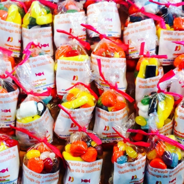 Distribution de bonbons aux challengers de la Clinique TIVOLI DUCOS