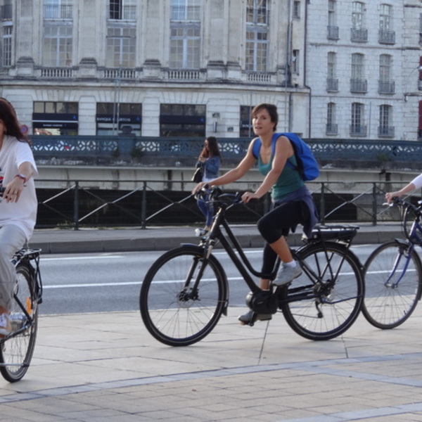 Arrivée en cocyclage pour les vélos électriques, comme l'année dernière, la pluie en moins...