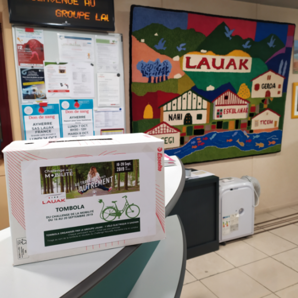 Urne de participation à la tombola interne, disponible à l'accueil. Lot : un vélo électrique