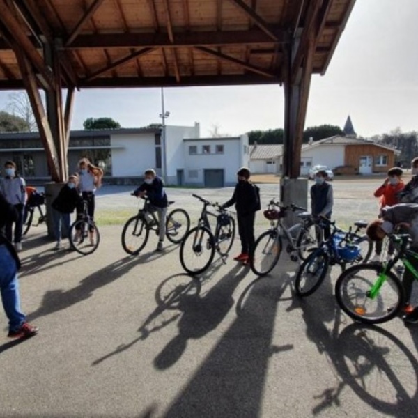 Insercycles anime un atelier "Réparation et Mécanique de base" aux près des jeunes de Mios