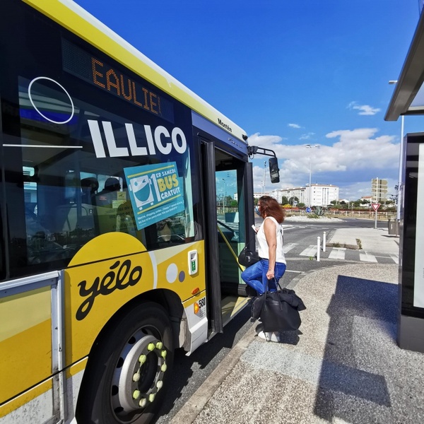 Stéphanie prend le bus