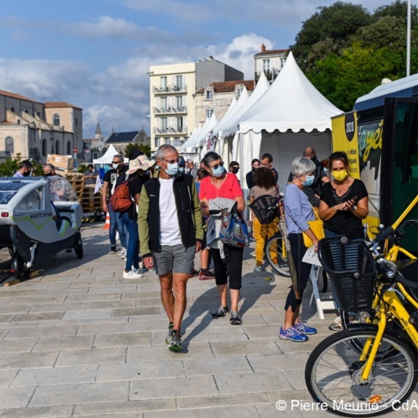 Stands d'information sur les solutions alternatives de déplacement à La Rochelle