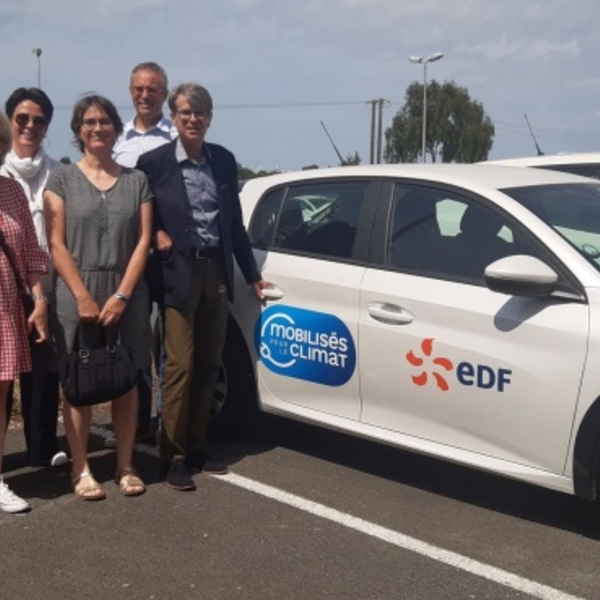 Départ au restaurant d'entreprise en voiture électrique